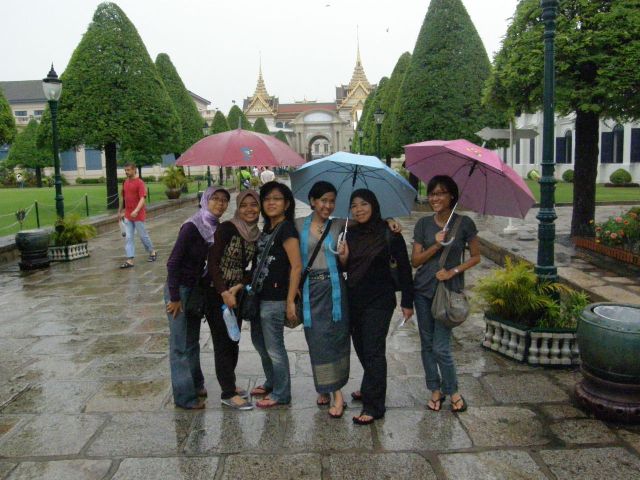 Kami di tengah rintik hujan sebelum menjelajah Grand Palace