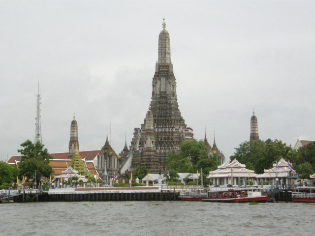 Wat Arun dari kejauhan